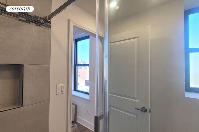 Building Photo - 45 W 81st St