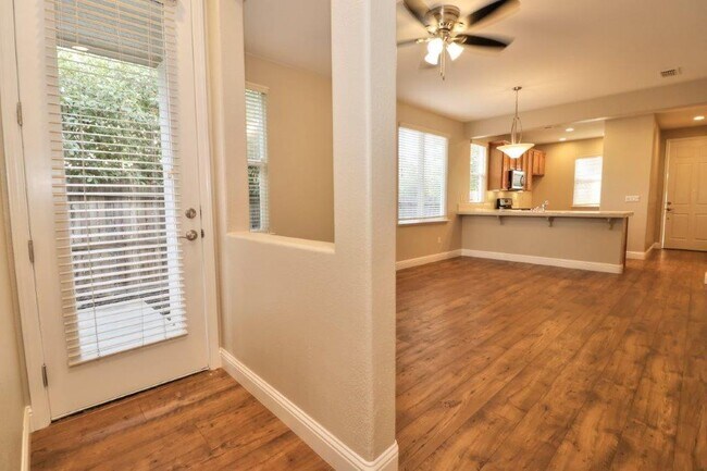 Building Photo - ADORABLE 3/2 Roseville Corner Lot Home!  PLEASE READ ENTIRE AD FOR VIEWINGS~