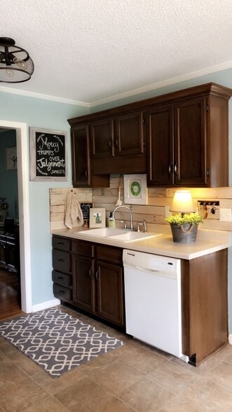 Kitchen sink side - 4422 Meadowland Dr