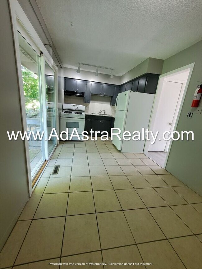 Building Photo - Spacious and Affordable Olathe Townhome-Available NOW!