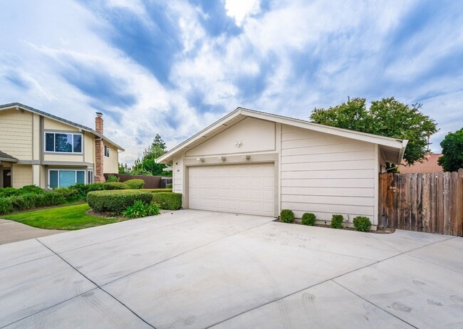 Building Photo - Pocket 3 Bedroom plus Den 2 Bath Home