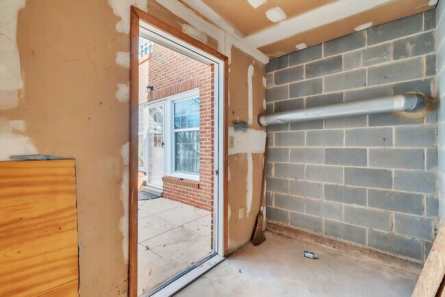 Building Photo - 2nd MONTH RENTS FREE WEHN YOU SIGN A 2 YEAR LEASE......Stylish 3BR / 2.5BA Condo in Wedgewood Townes