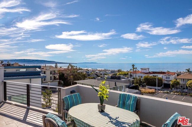 Building Photo - 318 26th St