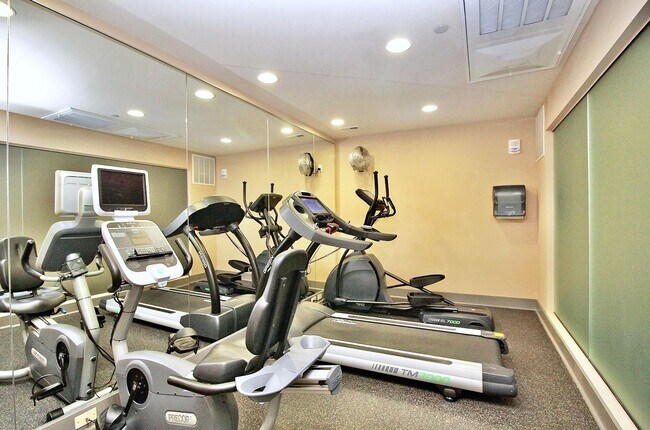 Building Photo - Spectacular 7th floor corner unit condo in Royal Court!