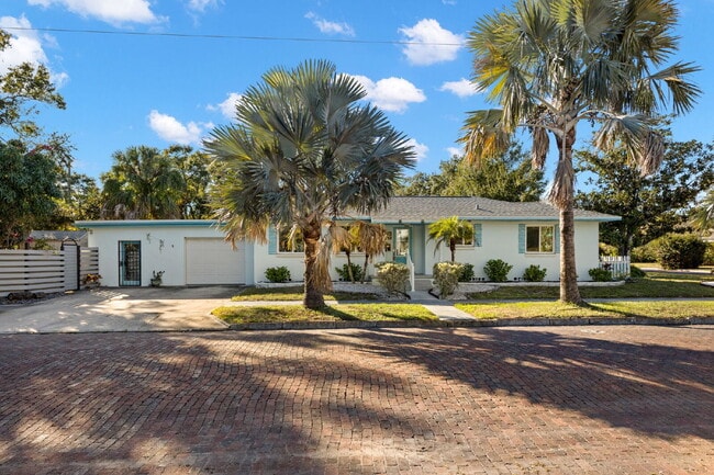 Primary Photo - "Charming 3-Bed, 2-Bath Oasis in the Heart of Saint Petersburg – 1,366 Sq Ft of Comfort!"