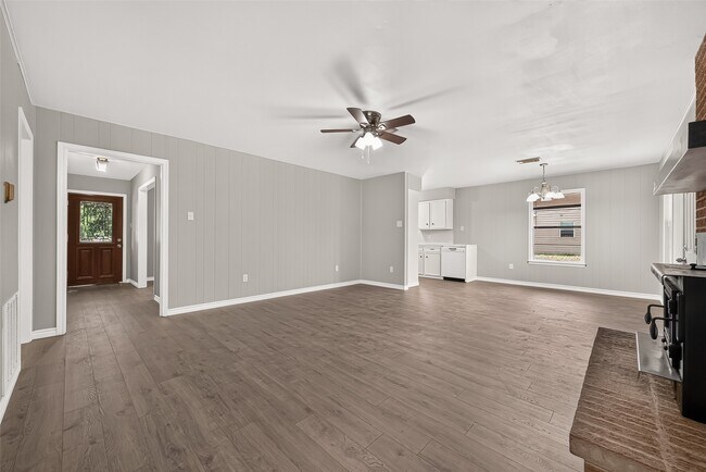 Building Photo - 611 Dogwood Trail