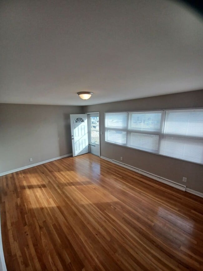 Building Photo - Don't miss out on this great Duplex!