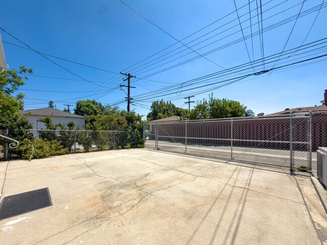 Building Photo - 4114 W Victory Blvd