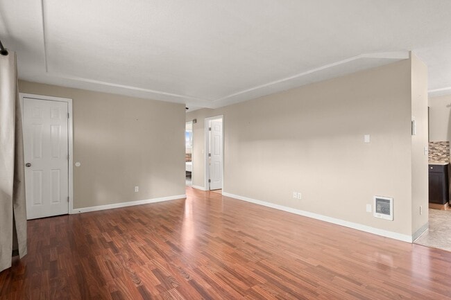 Building Photo - 2 Bedroom 1 Bath Duplex w/ Yard & Parking