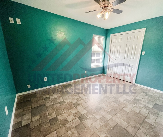 Building Photo - Spacious Home on ½ Acre Just South of Town...