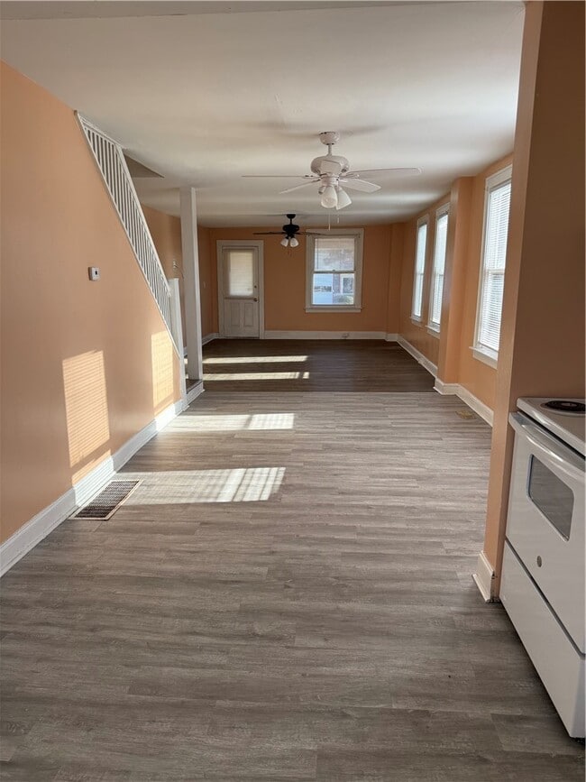 Building Photo - 106 W 2nd St