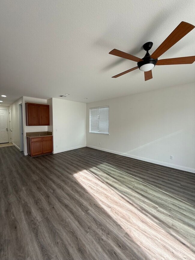 Building Photo - Corner Lot