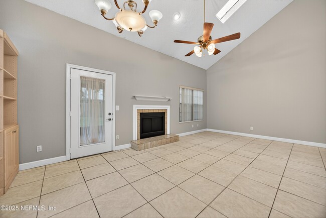 Building Photo - 3945 Oak St