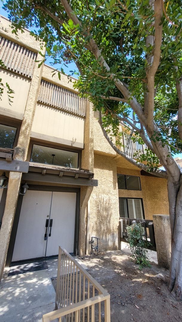 Building Photo - Beautifully Remodeled 3 Bed 3 Bath Townhou...