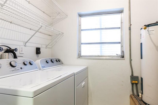 Building Photo - 2108 NE 44th St