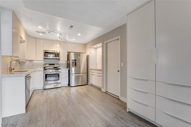Building Photo - 3928 N Cobble Creek Ct