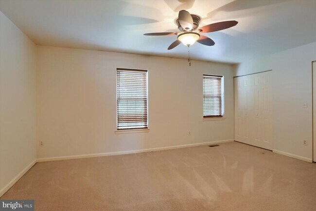 Building Photo - 802 Cambridge Ct