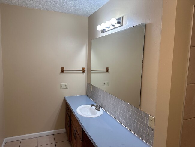 Building Photo - 3 Bedroom 2 Bath in Republic!  $1295