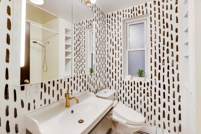 Building Photo - 1402 N La Salle Dr