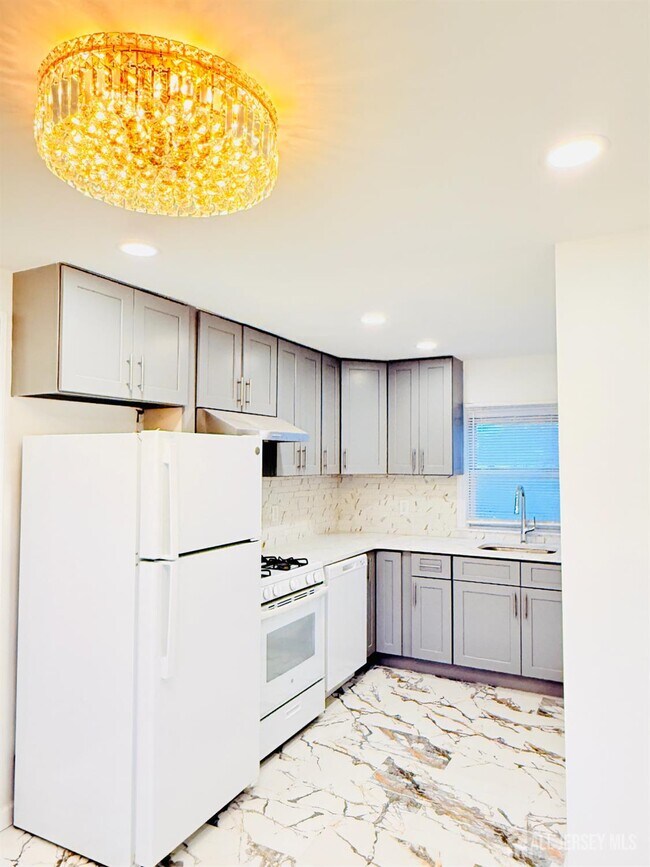 Building Photo - 385 Pierson Ave