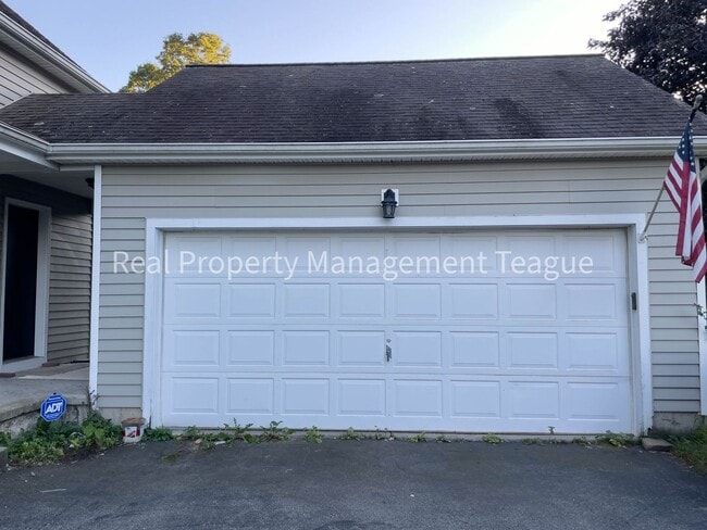 Building Photo - Beautiful Single Family Home