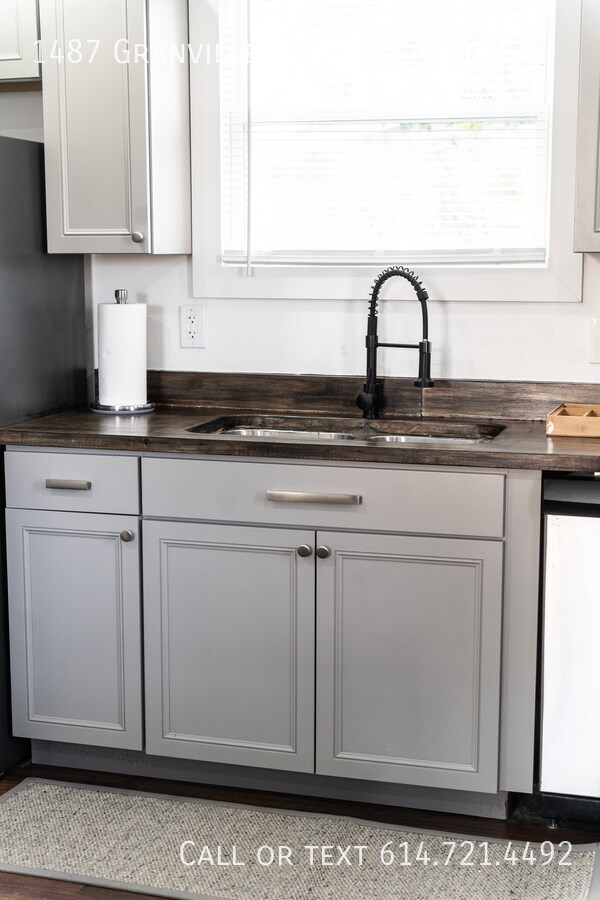 Building Photo - 1487 Granville St