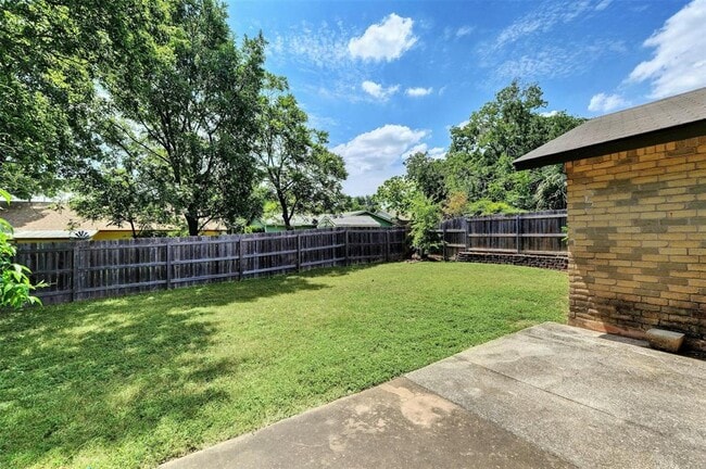 Building Photo - 10207 Rutland Village W