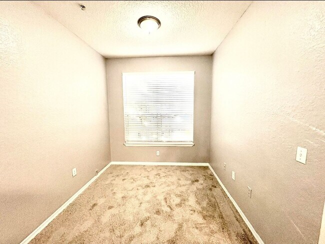 Building Photo - 819 Grand Regency Pointe