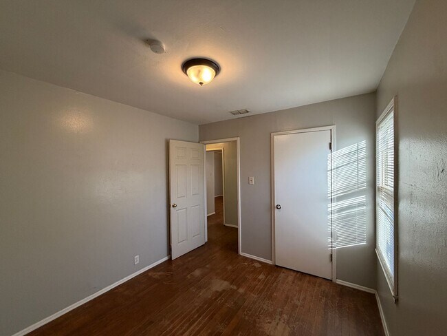 Building Photo - THREE BEDROOM TWO BATH TWO CAR GARAGE