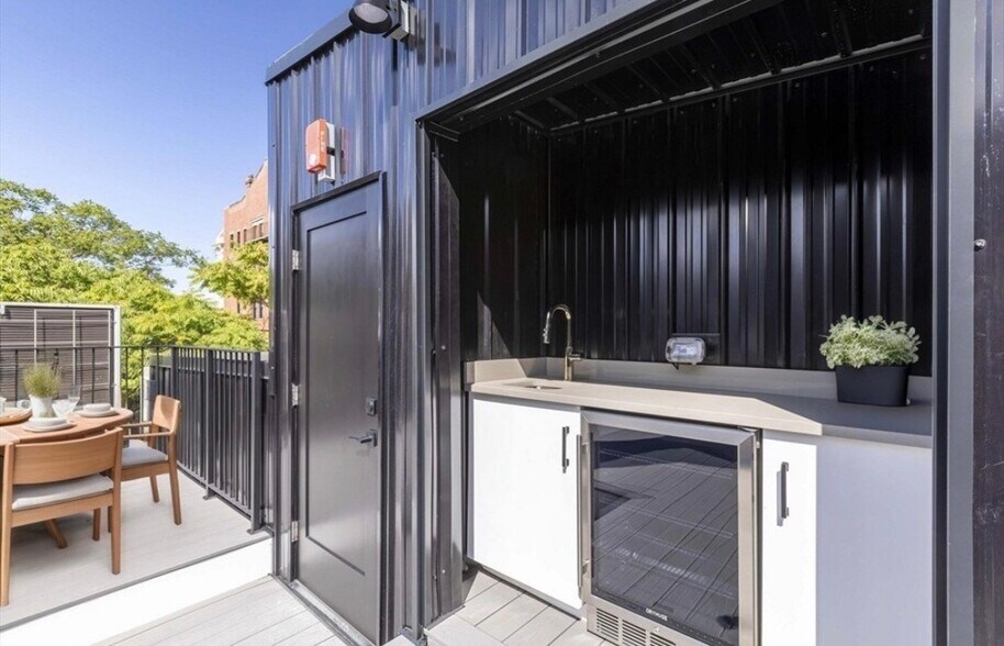 Building Photo - 169 Newbury St