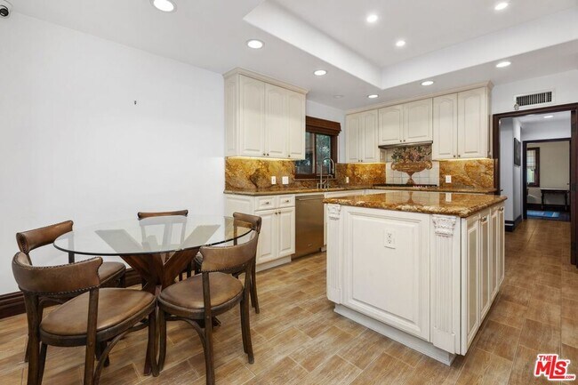 Building Photo - 2108 San Ysidro Dr