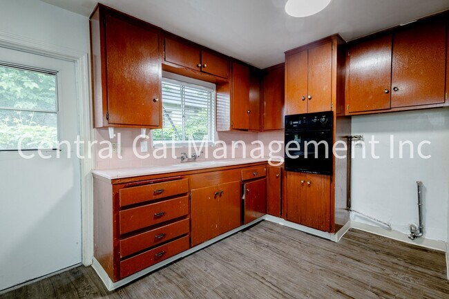 Building Photo - 2000-2004 Bank St