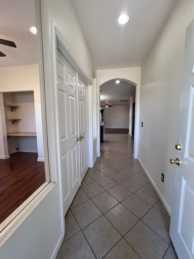 Building Photo - Super cute home with 3 car garage in a des...