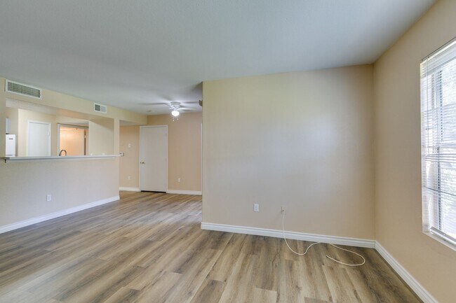 Building Photo - Beautiful 2Bed/2Bath First Floor Condo located in Silverado Ranch