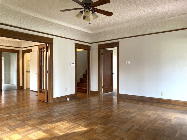 Building Photo - Available Now! Charming 3-bdrm./1.5-bath, ...