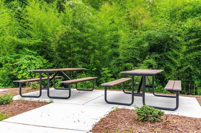 Building Photo - 303 Linwood St