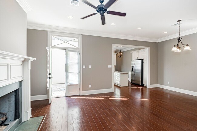 Building Photo - 3 Bedroom Townhome Available Now Near Old Goodwood!