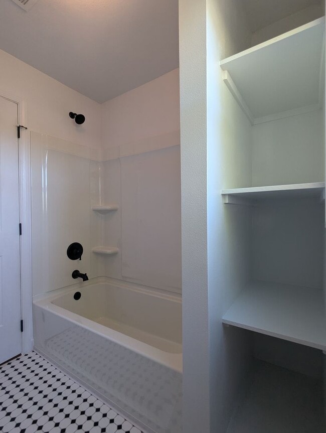 Building Photo - Beautiful 2 bedroom/1 bath home with solid surface flooring!