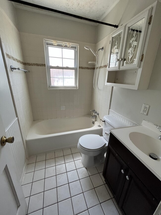 Building Photo - 423 E 6th St