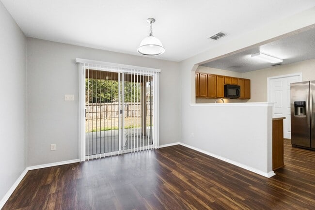 Building Photo - Charming Home Awaits: Spacious & Modern Living in a Prime Location