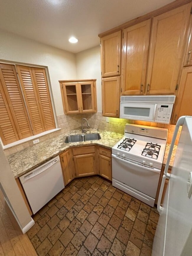 Building Photo - Nor Cal Realty Inc, 3 bedroom 3 bath townh...