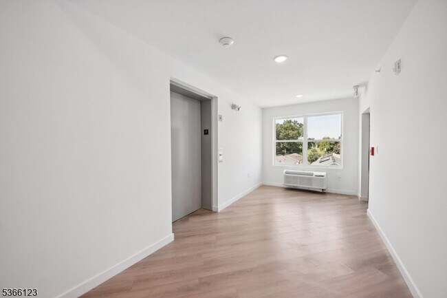 Building Photo - 369 18th Ave