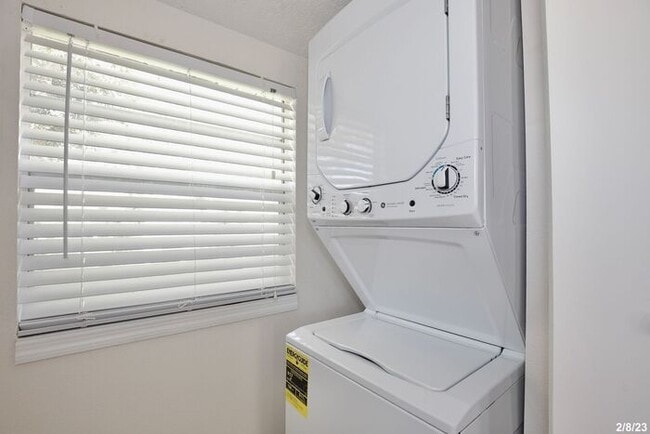 Building Photo - Cozy 2/1 Spacious Duplex Near East Lake To...
