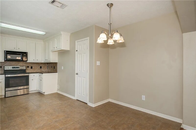 Building Photo - 711 Mockingbird St