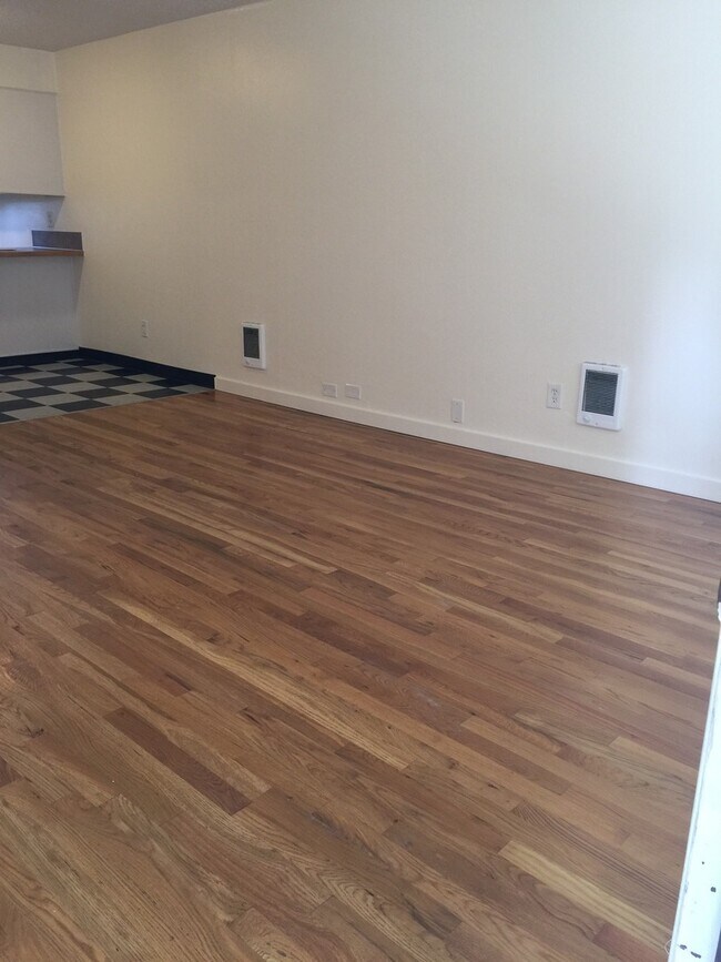 Building Photo - Upper 2bed, hardwoods, dishwasher, on-site...