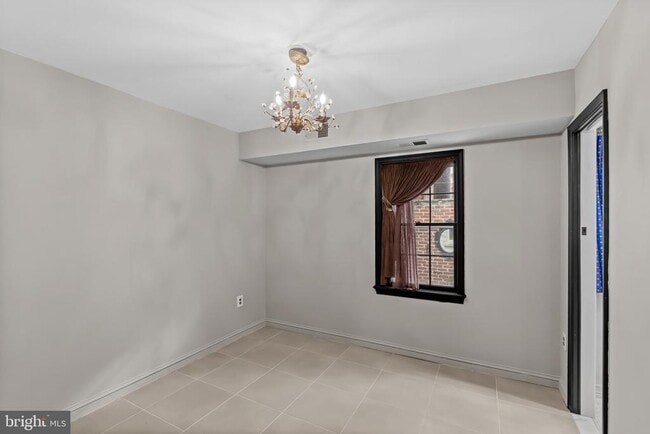 Building Photo - 810 Queen St