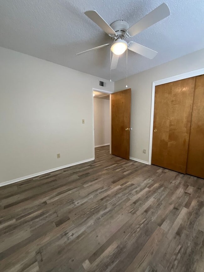 Building Photo - Charming home nestled in desirable Northea...
