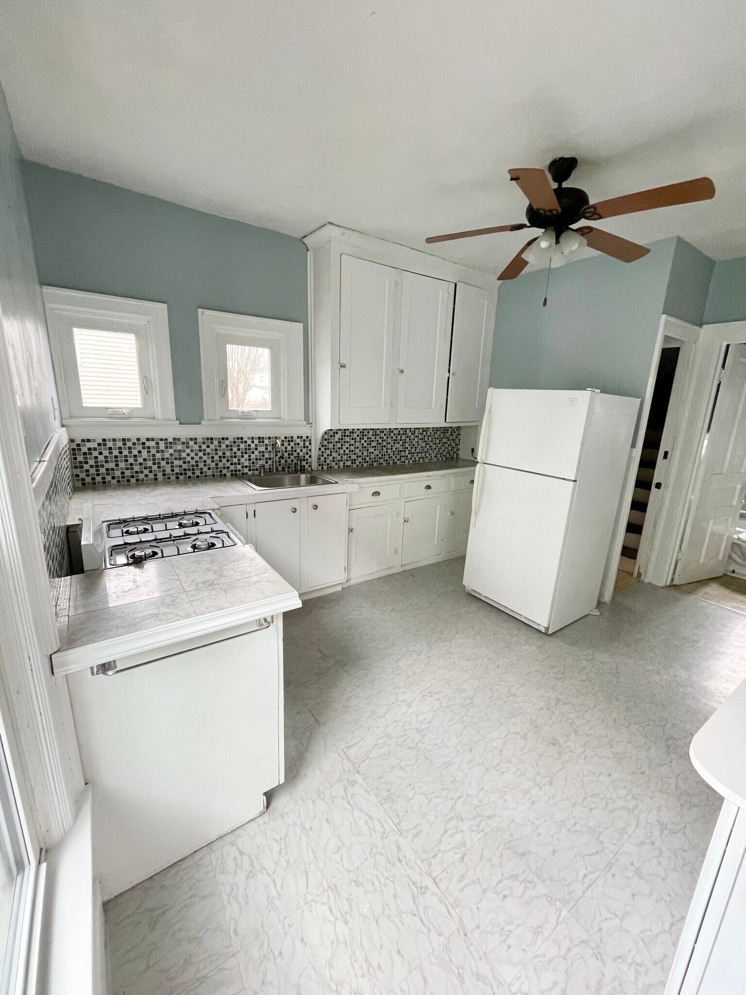 Kitchen - 71 Unger Ave