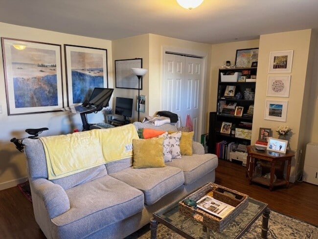 Building Photo - 215 N Lewis St