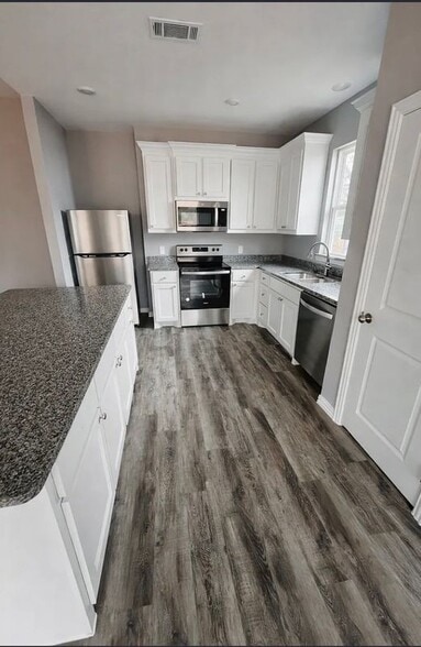 Building Photo - 2109 Bluebonnet Ave